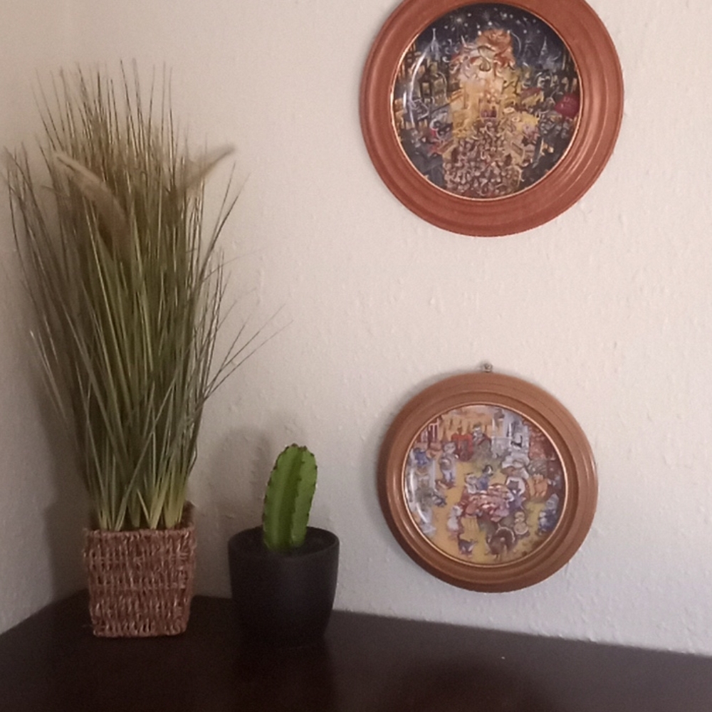 Decorative plates.